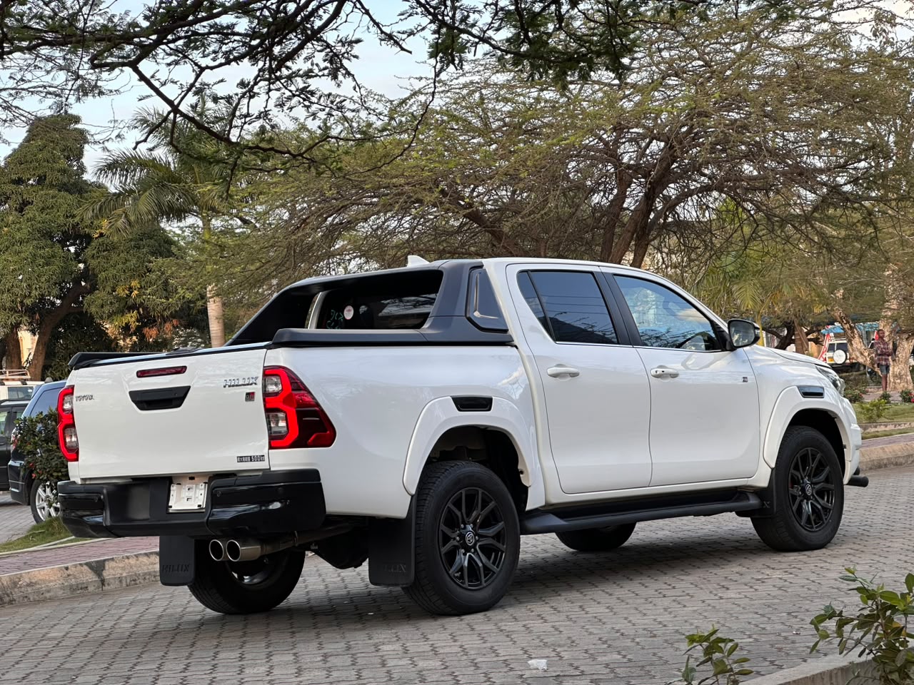 TOYOTA HILUX DOUBLE CABIN thumbnail 3